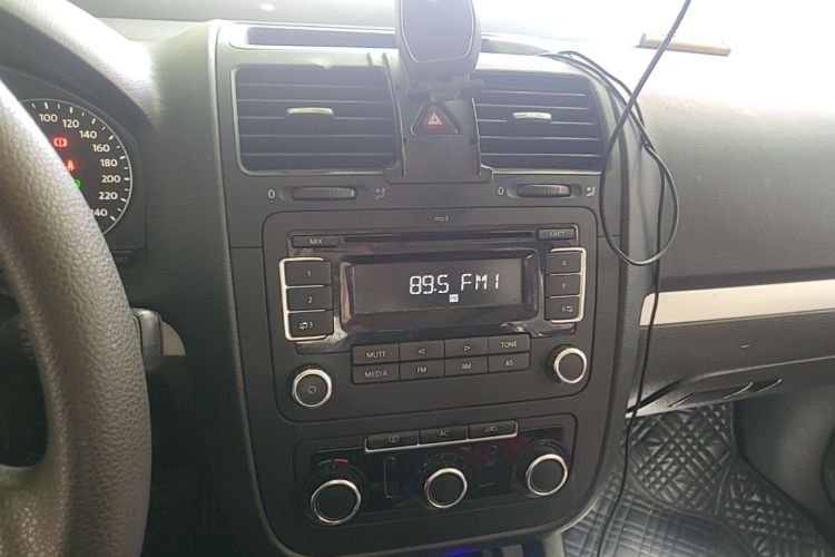 Used Volkswagen Sagitar 2011 1.6L Automatic Comfort Edition Audio And AC Panel