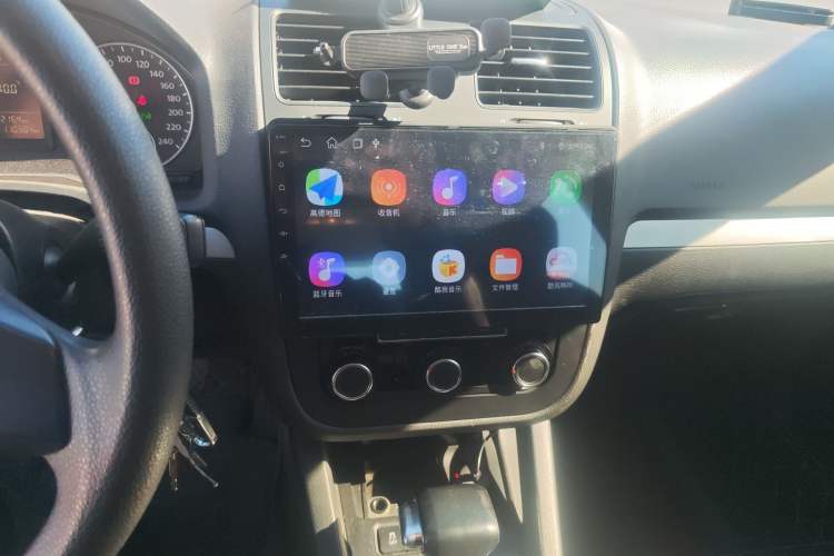 Used Volkswagen Sagitar 2011 1.6L Automatic Comfort Edition Audio And AC Panel