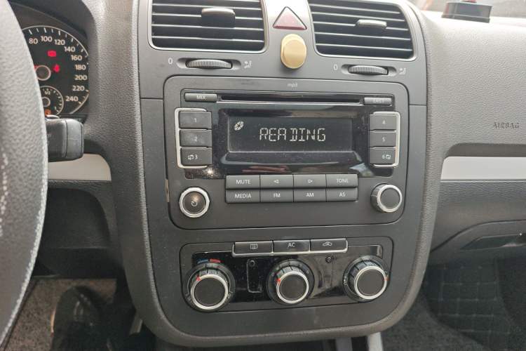 Used Volkswagen Sagitar 2011 1.6L Automatic Comfort Edition Audio And AC Panel