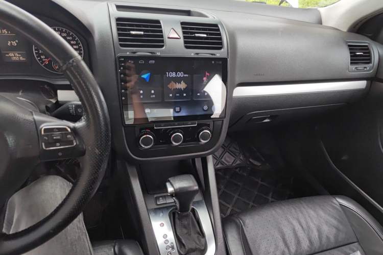 Used Volkswagen Sagitar 2011 1.6L Automatic Special Edition Audio And AC Panel