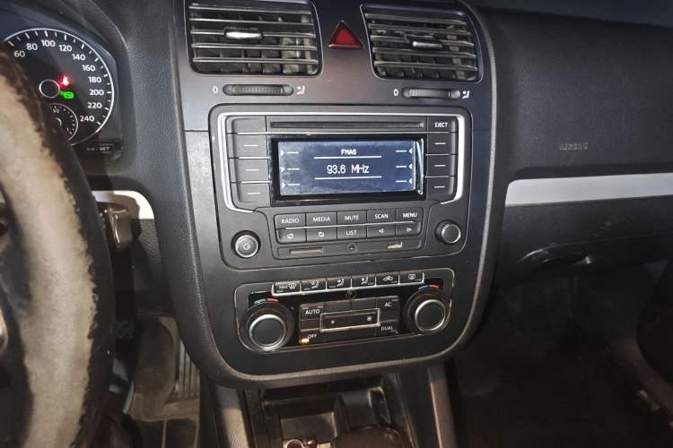 Used Volkswagen Sagitar 2011 1.4 TSI Automatic Luxury Edition Audio And AC Panel