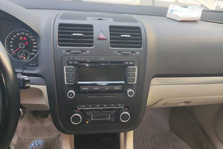 Used Volkswagen Sagitar 2011 1.4 TSI Manual Luxury Edition Audio And AC Panel