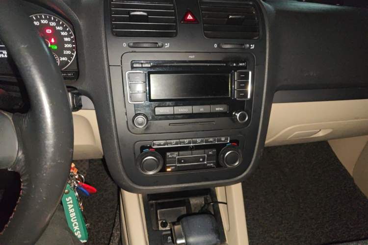 Used Volkswagen Sagitar 2011 1.4 TSI Automatic Luxury Edition Audio And AC Panel