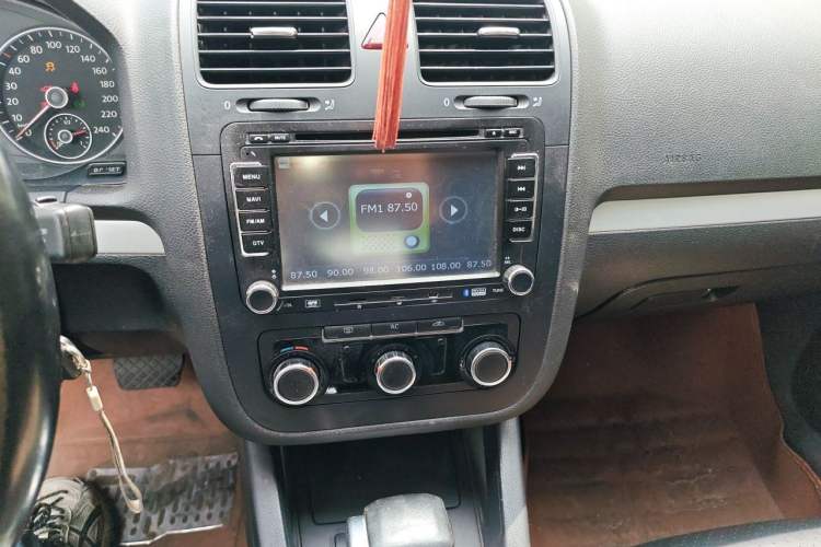 Used Volkswagen Sagitar 2011 1.6L Automatic Special Edition Audio And AC Panel