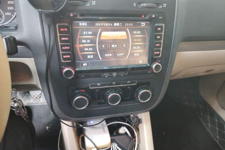Used Volkswagen Sagitar 2011 1.6L Manual Comfort Version Audio And AC Panel