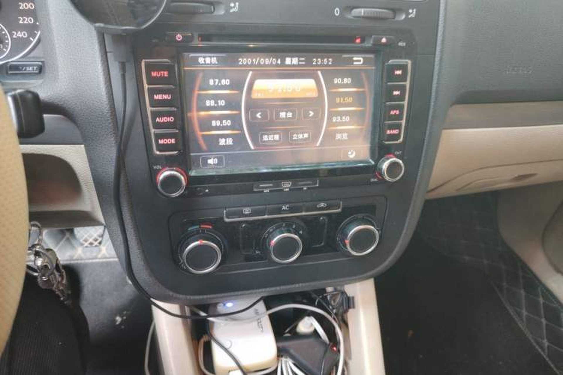 Used Volkswagen Sagitar 2011 1.6L Manual Comfort Version Audio And AC Panel