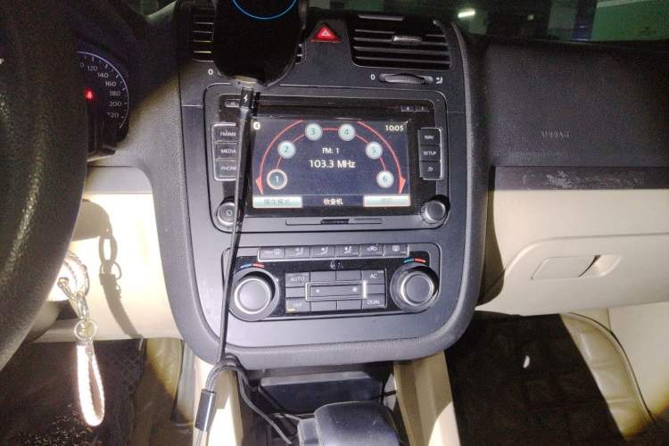 Used Volkswagen Sagitar 2011 1.4 TSI Automatic Tech Model Audio And AC Panel