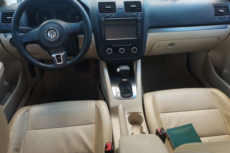 Used Volkswagen Sagitar 2011 1.6L Automatic Special Edition Center Console