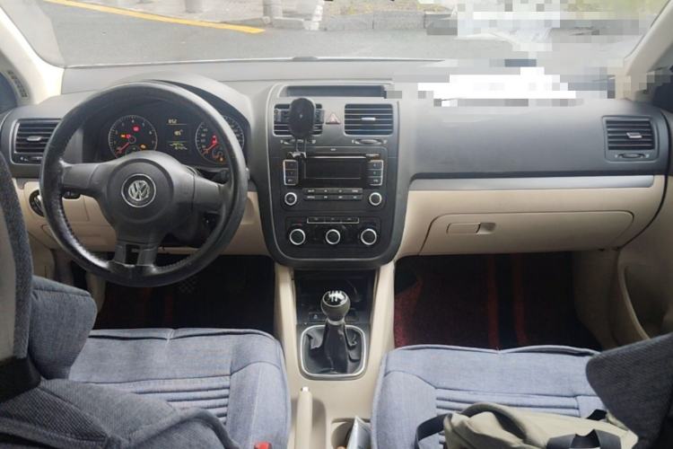 Used Volkswagen Sagitar 2011 1.6L Manual Comfort Version Center Console