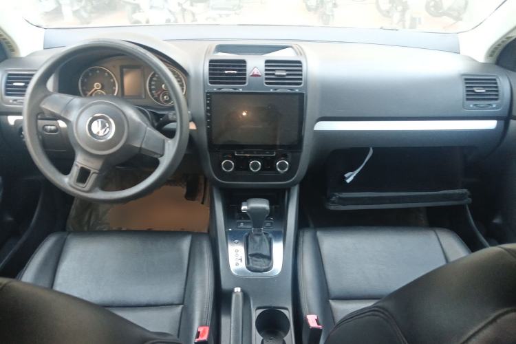 Used Volkswagen Sagitar 2011 1.6L Automatic Comfort Edition Center Console
