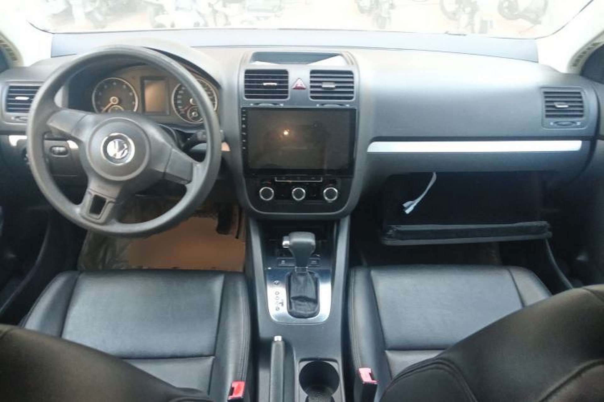Used Volkswagen Sagitar 2011 1.6L Automatic Comfort Edition Center Console