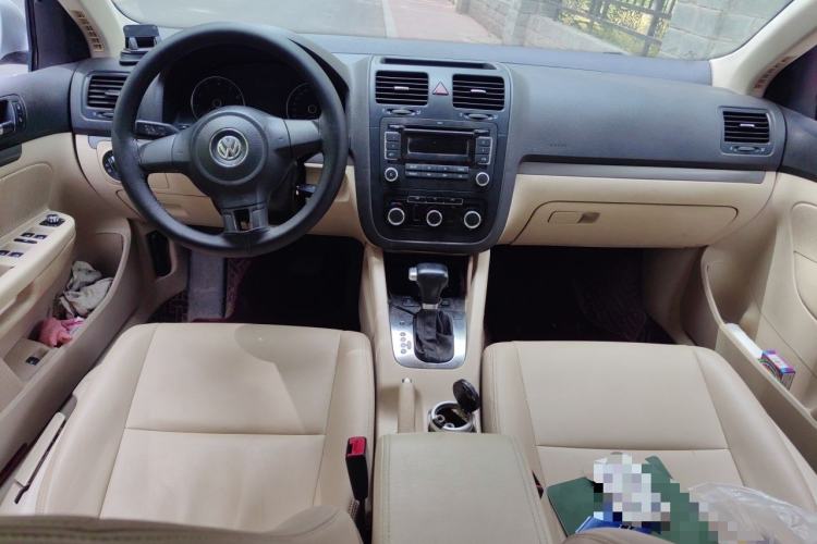 Used Volkswagen Sagitar 2011 1.6L Automatic Special Edition Center Console