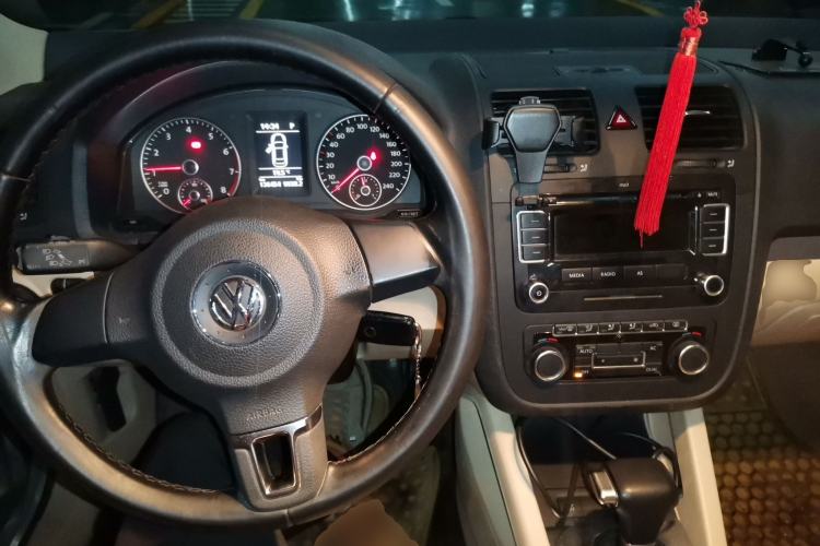 Used Volkswagen Sagitar 2011 1.4 TSI Automatic Luxury Edition Center Console
