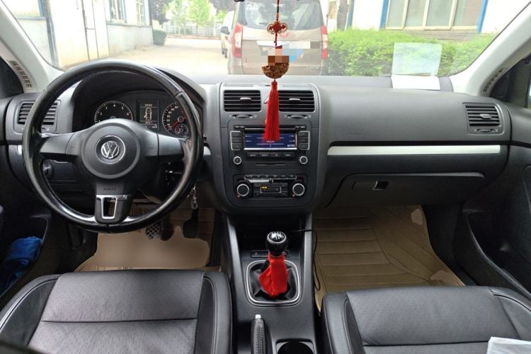 Used Volkswagen Sagitar 2011 1.4 TSI Manual Luxury Edition Center Console