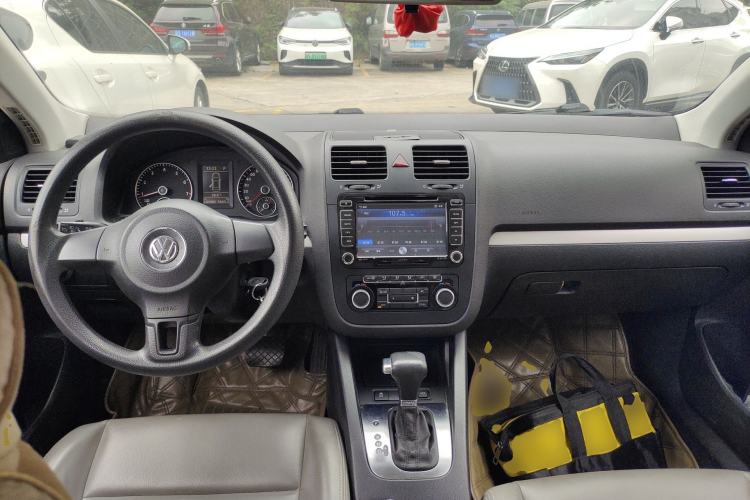 Used Volkswagen Sagitar 2011 1.4 TSI Automatic Tech Model Center Console