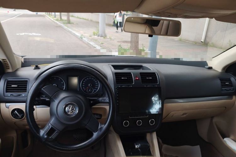 Used Volkswagen Sagitar 2011 1.6L Automatic Comfort Edition Center Console