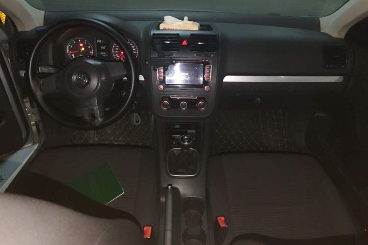 Used Volkswagen Sagitar 2011 1.6L Manual Fashion Edition Center Console