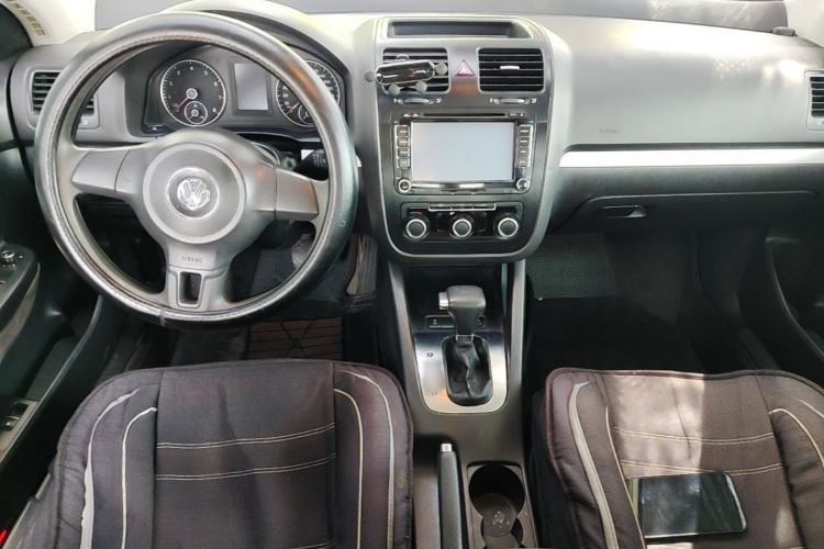 Used Volkswagen Sagitar 2011 1.6L Automatic Comfort Edition Center Console