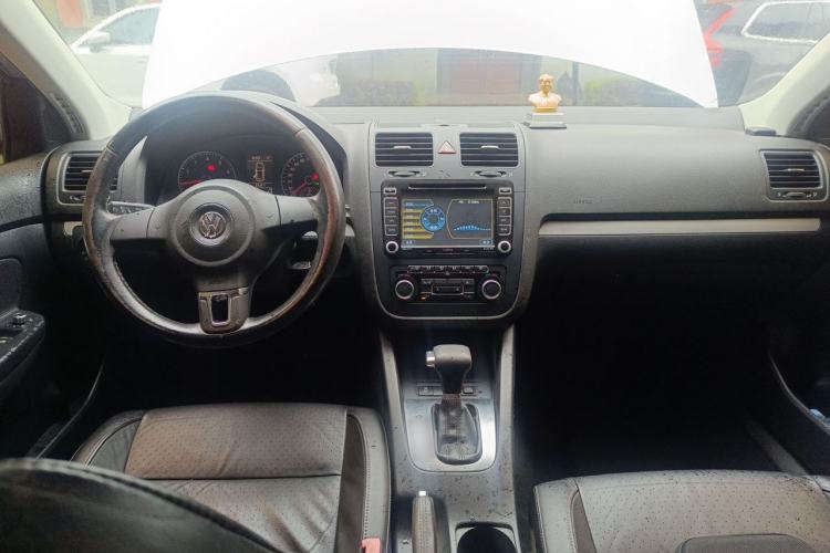 Used Volkswagen Sagitar 2011 1.4 TSI Automatic Luxury Edition Center Console