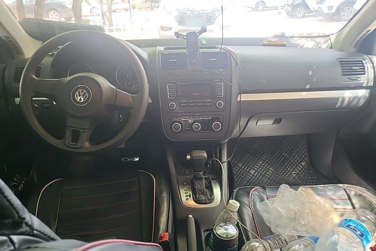 Used Volkswagen Sagitar 2011 1.6L Automatic Comfort Edition Center Console