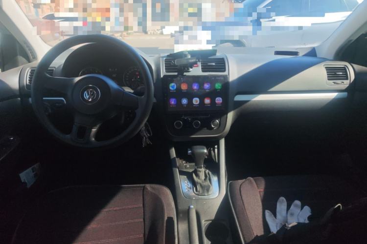 Used Volkswagen Sagitar 2011 1.6L Automatic Comfort Edition Center Console