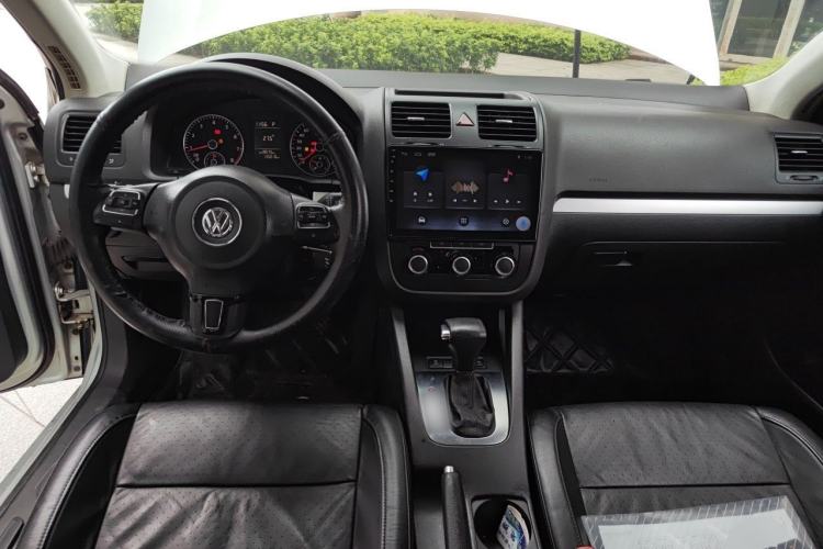 Used Volkswagen Sagitar 2011 1.6L Automatic Special Edition Center Console