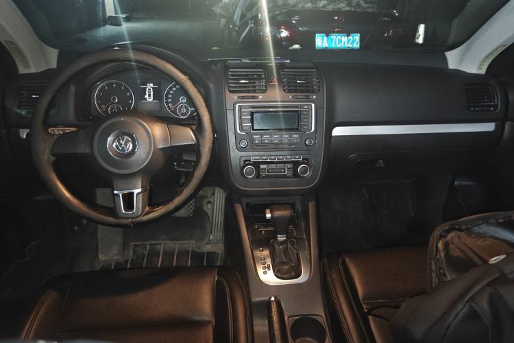 Used Volkswagen Sagitar 2011 1.4 TSI Automatic Luxury Edition Center Console