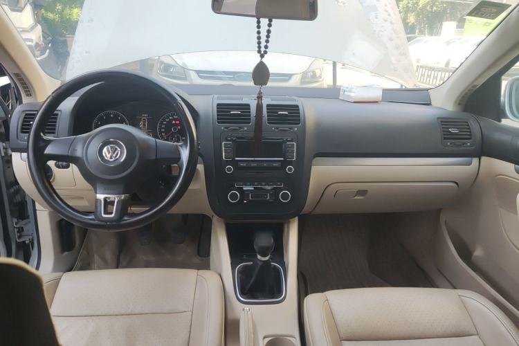 Used Volkswagen Sagitar 2011 1.4 TSI Manual Luxury Edition Center Console
