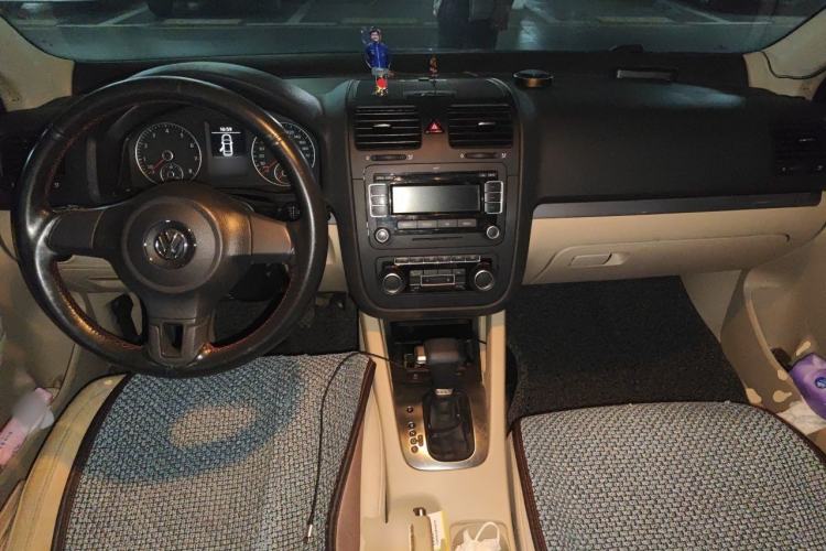 Used Volkswagen Sagitar 2011 1.4 TSI Automatic Luxury Edition Center Console