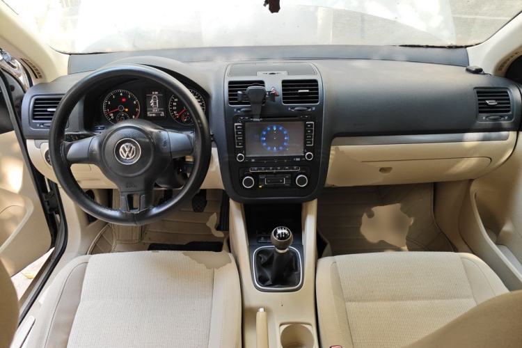 Used Volkswagen Sagitar 2011 1.4 TSI Manual Tech Model Center Console