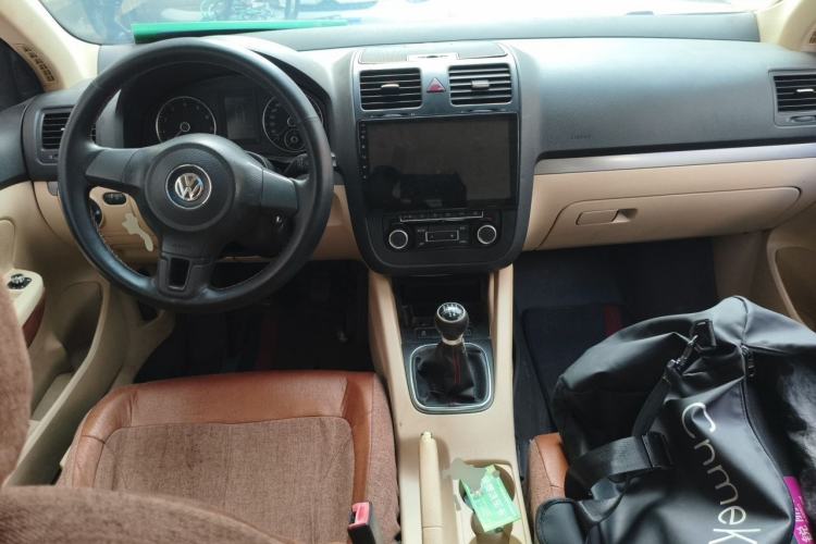 Used Volkswagen Sagitar 2011 1.4 TSI Manual Tech Model Center Console