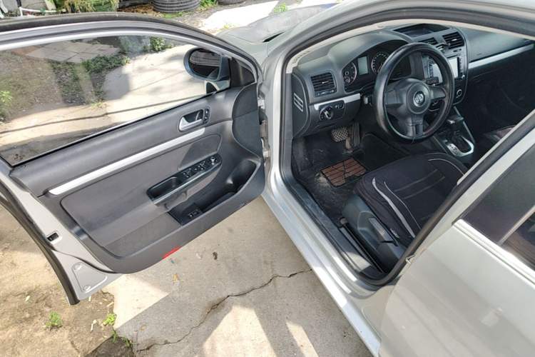 Used Volkswagen Sagitar 2011 1.6L Automatic Comfort Edition Driver Seat