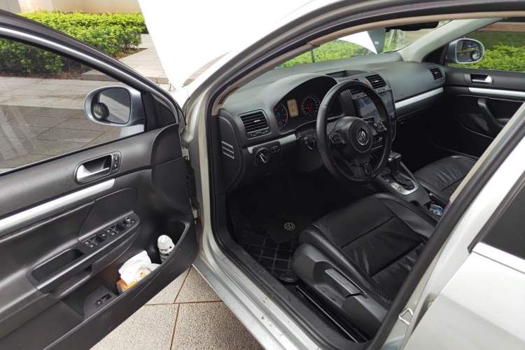 Used Volkswagen Sagitar 2011 1.6L Automatic Special Edition Driver Seat
