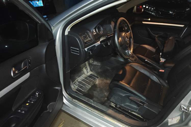Used Volkswagen Sagitar 2011 1.4 TSI Automatic Luxury Edition Driver Seat