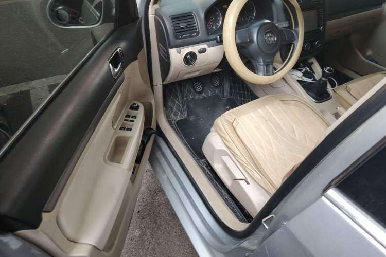 Used Volkswagen Sagitar 2011 1.6L Manual Comfort Version Driver Seat