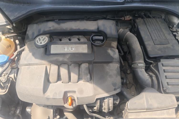 Used Volkswagen Sagitar 2011 1.6L Automatic Fashion Edition Engine Bay