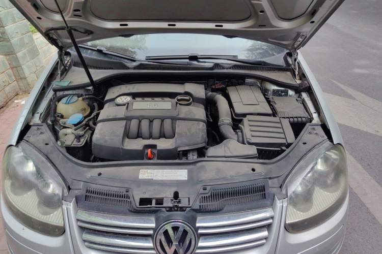 Used Volkswagen Sagitar 2011 1.6L Automatic Special Edition Engine Bay