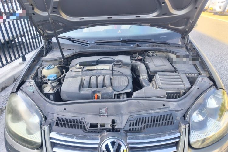 Used Volkswagen Sagitar 2011 1.6L Automatic Comfort Edition Engine Bay