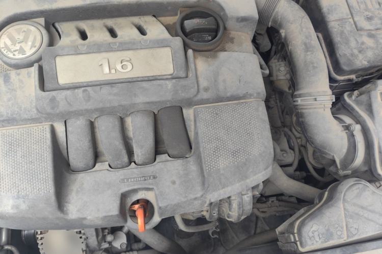 Used Volkswagen Sagitar 2011 1.6L Automatic Fashion Edition Engine Bay