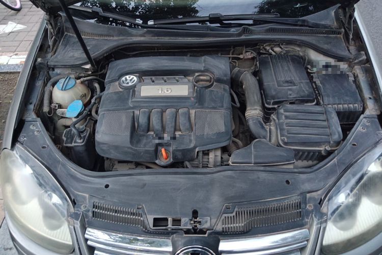 Used Volkswagen Sagitar 2011 1.6L Automatic Fashion Edition Engine Bay