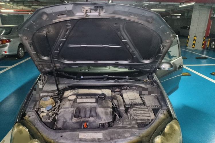Used Volkswagen Sagitar 2011 1.6L Automatic Fashion Edition Engine Bay