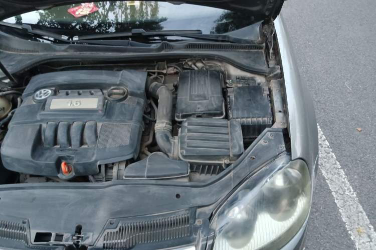 Used Volkswagen Sagitar 2011 1.6L Automatic Fashion Edition Engine Bay Left