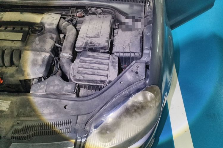 Used Volkswagen Sagitar 2011 1.6L Automatic Fashion Edition Engine Bay Left