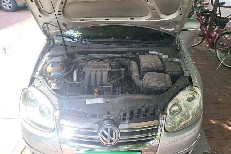 Used Volkswagen Sagitar 2011 1.6L Automatic Comfort Edition Engine Bay