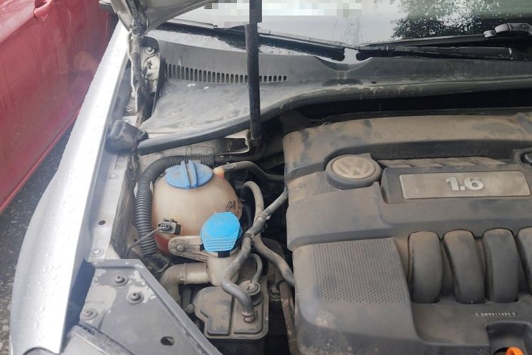 Used Volkswagen Sagitar 2011 1.6L Manual Comfort Version Engine Bay Right