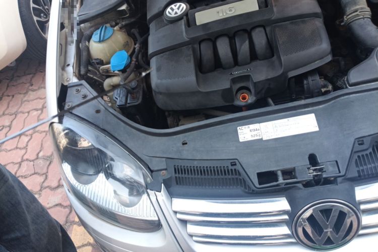 Used Volkswagen Sagitar 2011 1.6L Automatic Comfort Edition Engine Bay Right
