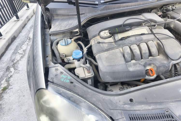 Used Volkswagen Sagitar 2011 1.6L Automatic Comfort Edition Engine Bay Right