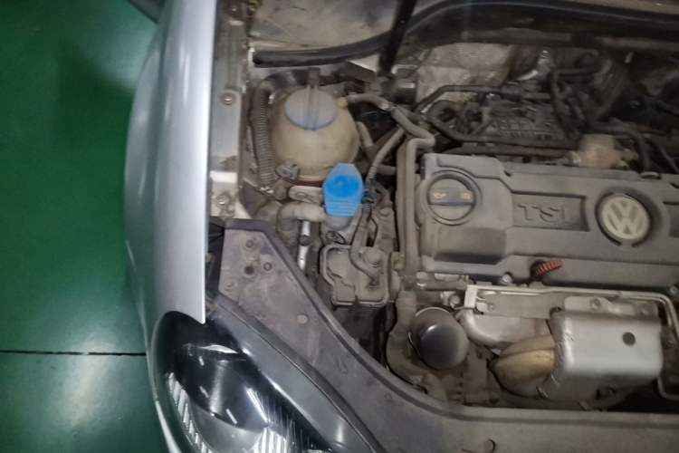 Used Volkswagen Sagitar 2011 1.4 TSI Automatic Luxury Edition Engine Bay Right
