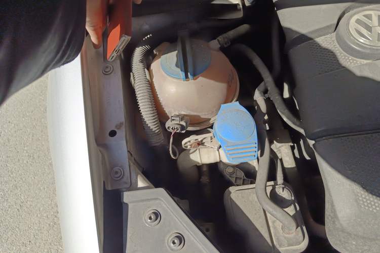 Used Volkswagen Sagitar 2011 1.6L Manual Fashion Edition Engine Bay Right