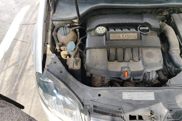 Used Volkswagen Sagitar 2011 1.6L Automatic Comfort Edition Engine Bay Right